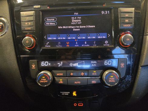 Used 2018 Nissan Rogue SV FWD image 25