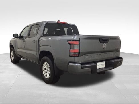 Used 2024 Nissan Frontier SV image 3