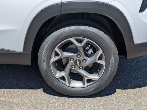 Used 2025 Chevrolet Trax LT w/ Driver Confidence Package image 9