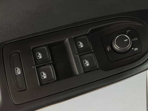 Used 2025 Volkswagen Taos SE image 14