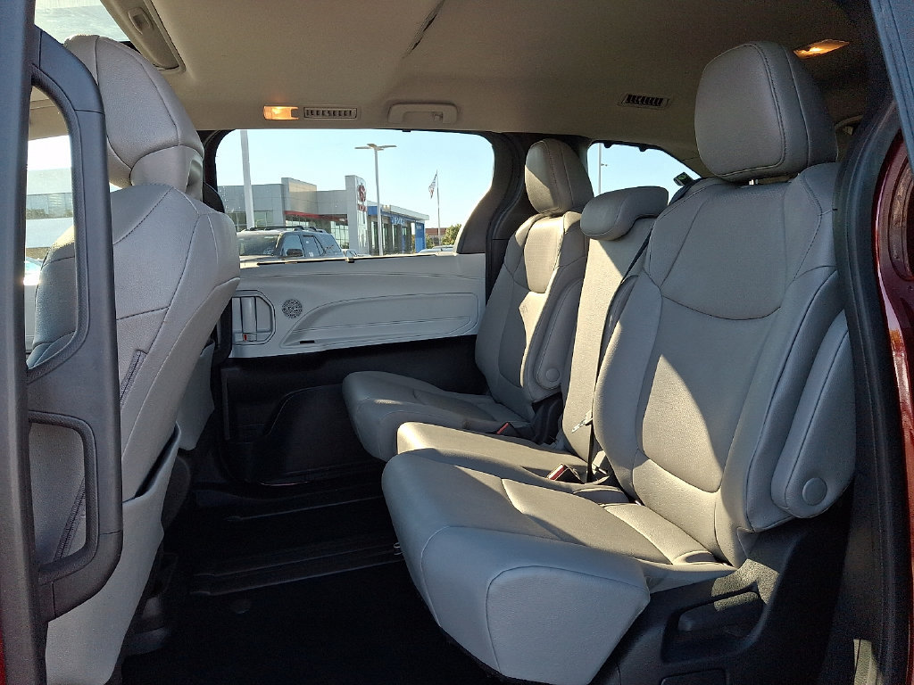 Certified 2026 Toyota Sienna XLE FWD image 15