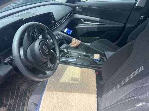 Used 2024 Hyundai Elantra SE image 2