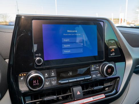 Certified 2025 Toyota Highlander XLE image 16