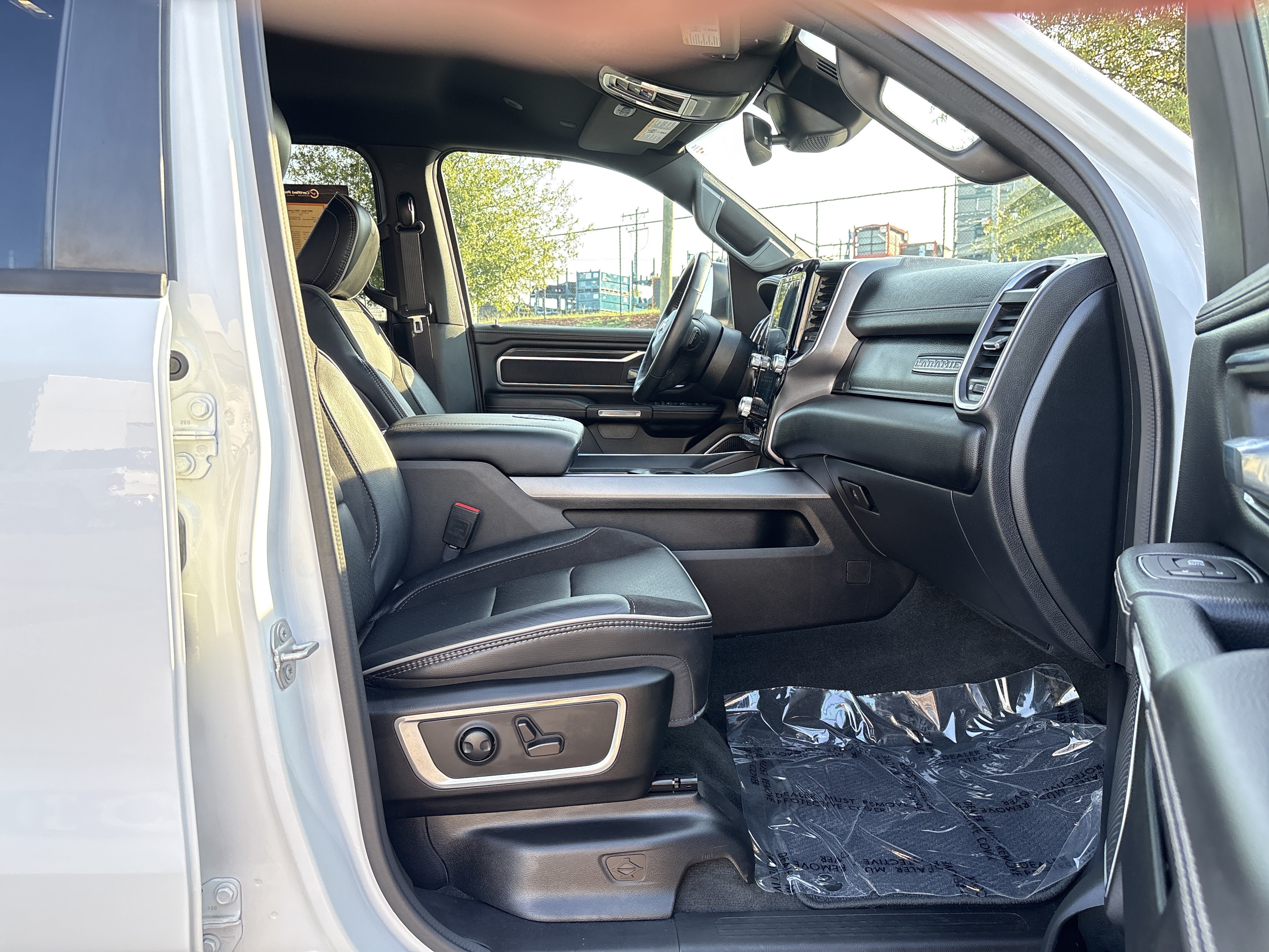 Used 2023 RAM 1500 Laramie AWD/4WD image 26