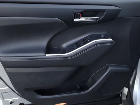 Certified 2024 Toyota Highlander XLE image 9