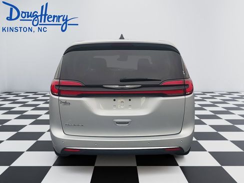 Used 2024 Chrysler Pacifica Touring-L image 4