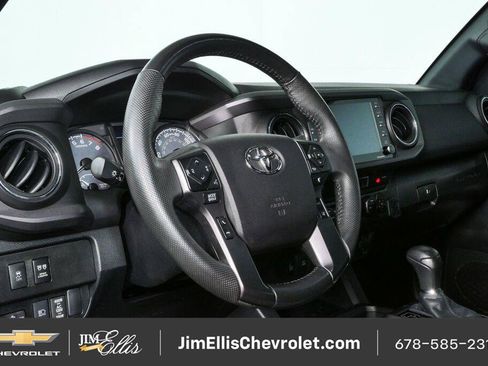 Used 2022 Toyota Tacoma TRD Off-Road w/ Technology Package AWD/4WD image 4