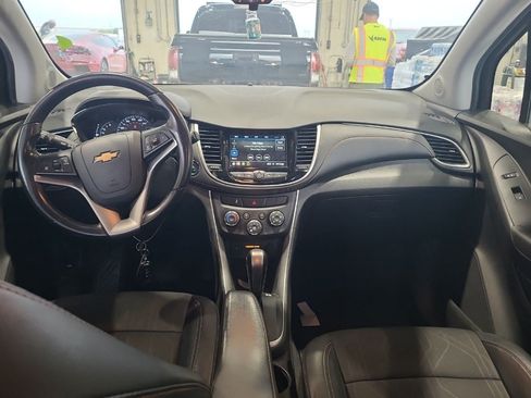 Used 2019 Chevrolet Trax LT w/ LT Convenience Package FWD image 8