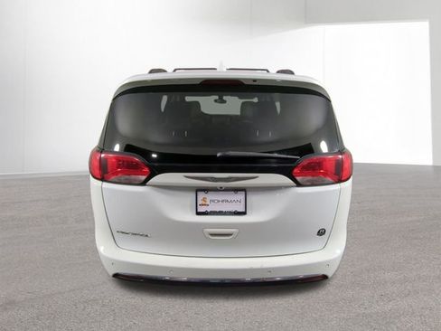 Used 2017 Chrysler Pacifica Touring-L image 15