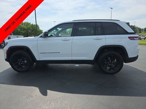 Used 2025 Jeep Grand Cherokee Altitude image 3