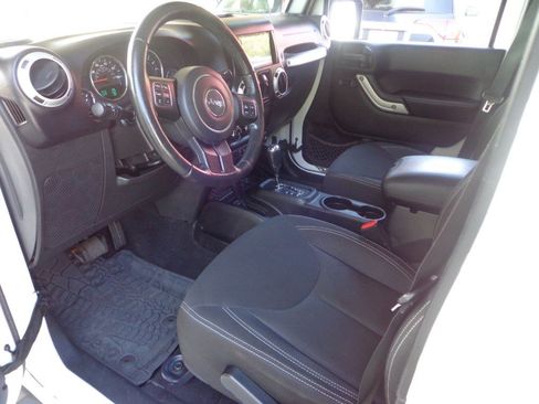 Used 2016 Jeep Wrangler Unlimited Sahara w/ Connectivity Group AWD/4WD image 11