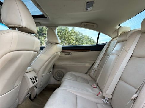 Used 2014 Lexus ES 300h w/ Luxury Package w/Bamboo Trim image 19