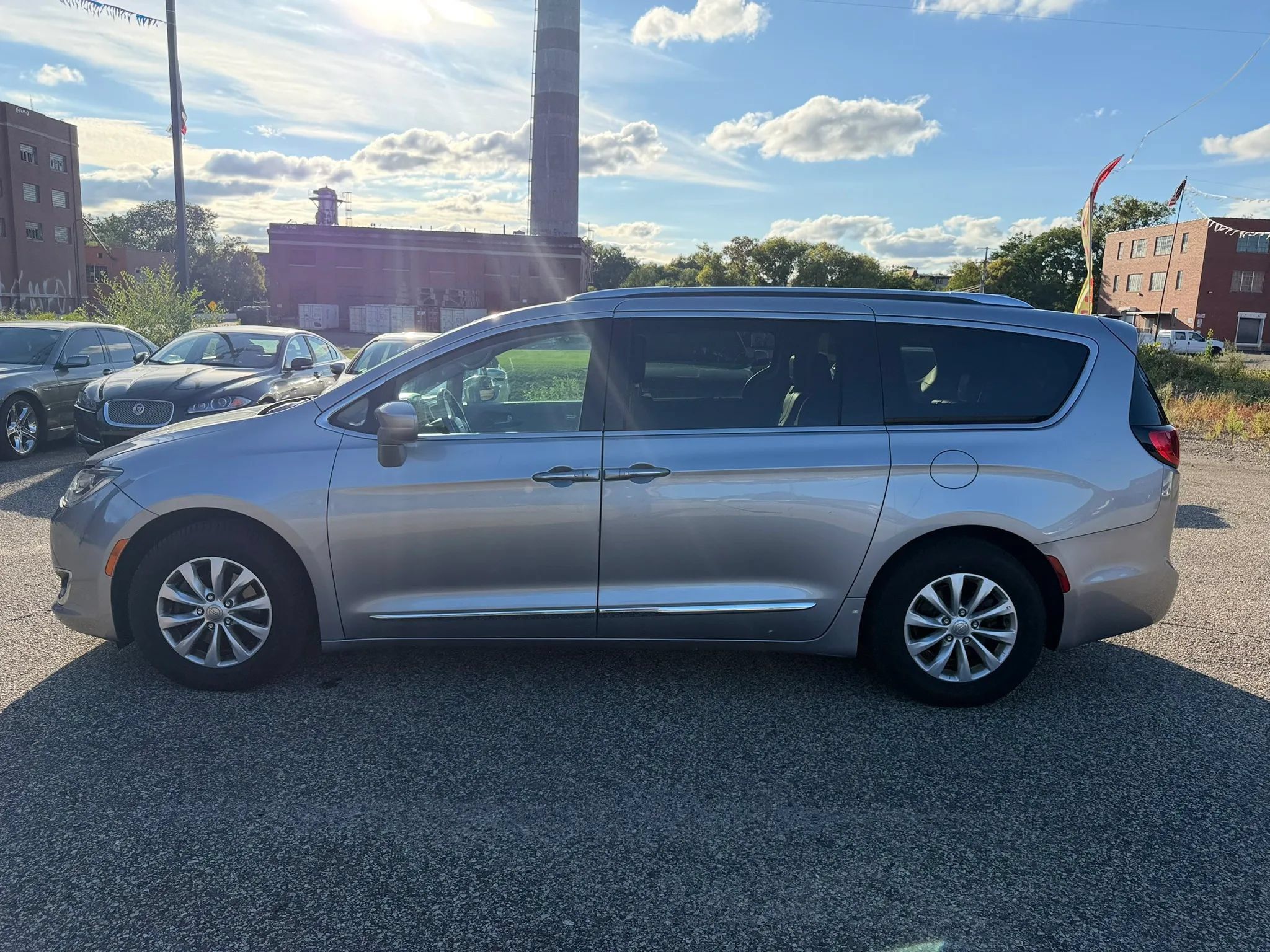 Used 2019 Chrysler Pacifica Touring-L FWD image 3