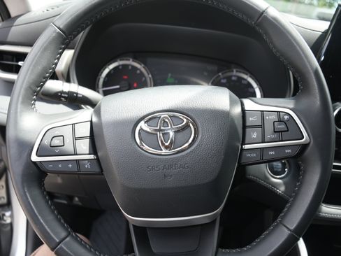 Used 2023 Toyota Highlander LE FWD image 12