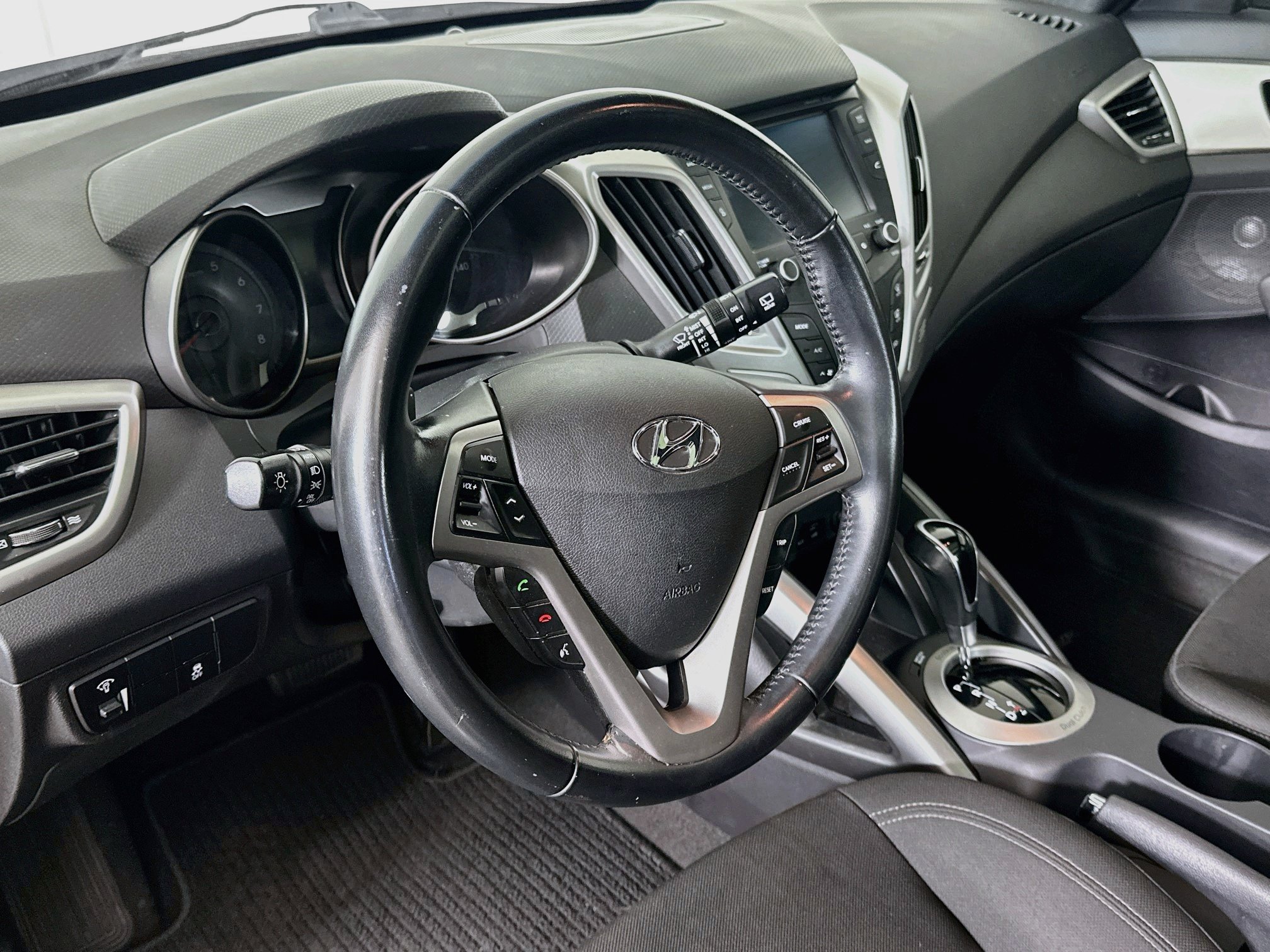 Used 2017 Hyundai Veloster Value Edition FWD image 17