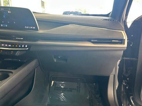Used 2025 Cadillac XT4 Premium Luxury FWD image 26