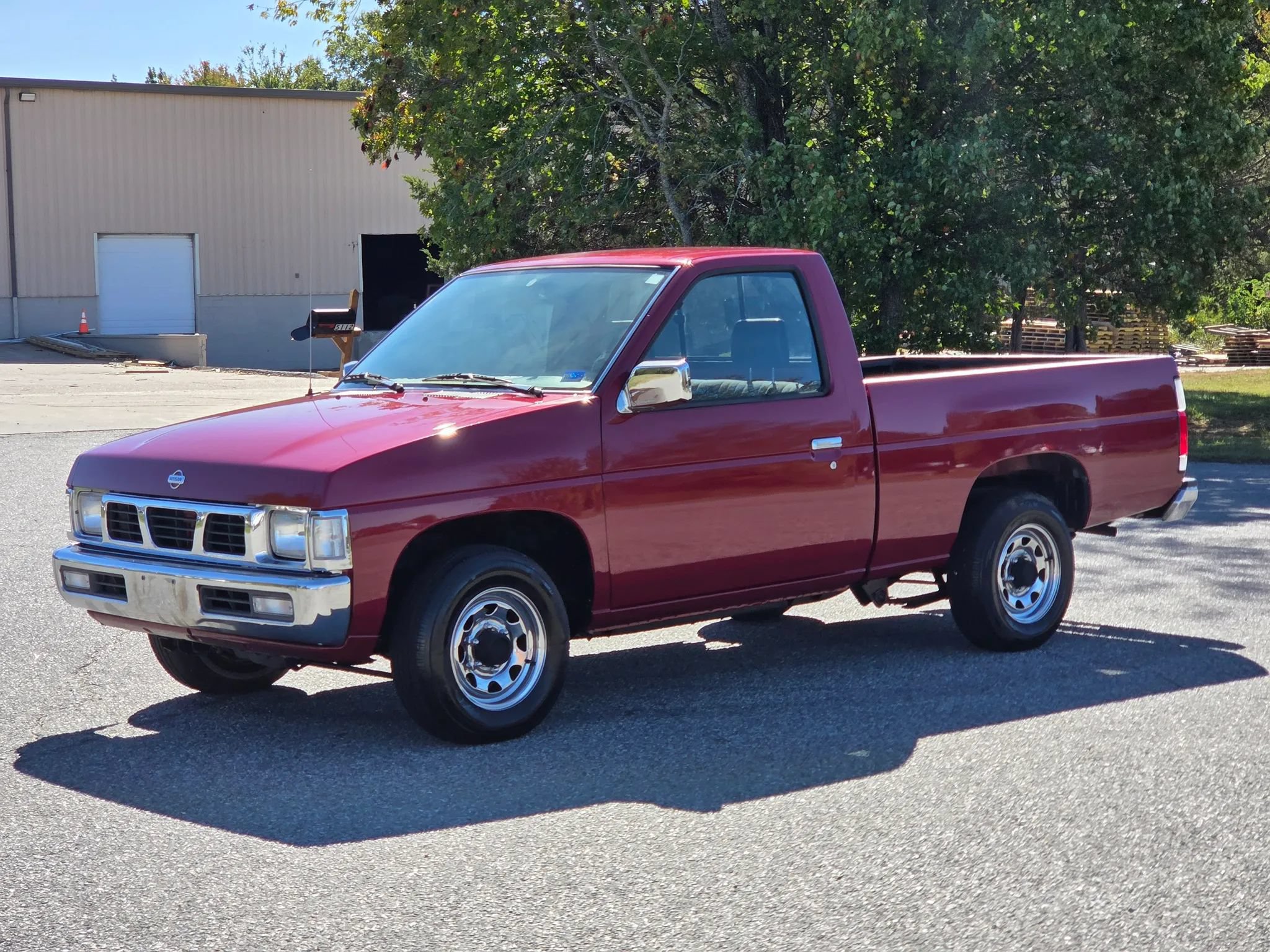 Used 1995 Nissan Pickup 2WD Regular Cab image 2