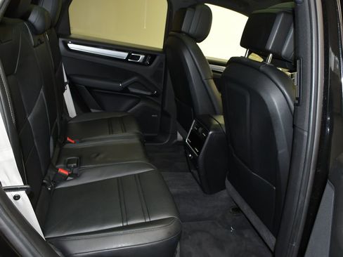 Certified 2023 Porsche Cayenne Platinum Edition AWD/4WD image 25