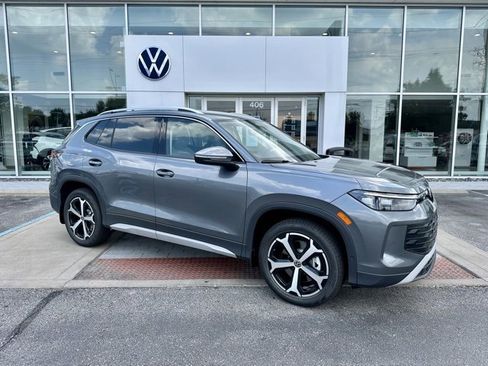 New 2025 Volkswagen Tiguan SE image 1
