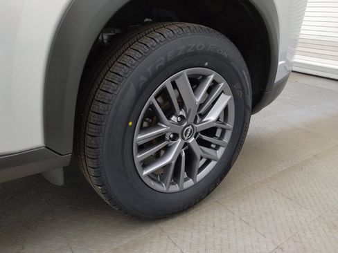 Used 2024 Nissan Rogue S AWD/4WD image 31