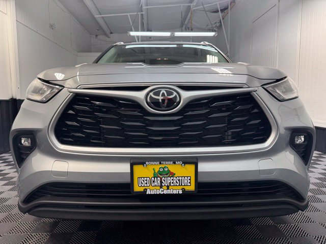 Used 2022 Toyota Highlander XLE AWD/4WD image 2
