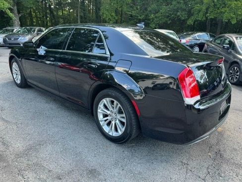 Used 2017 Chrysler 300 Limited RWD image 3