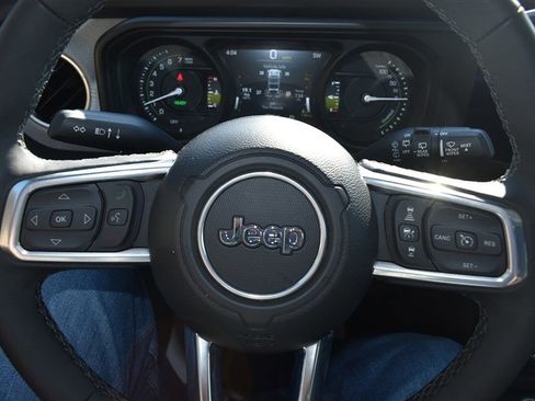 Used 2025 Jeep Wrangler Unlimited Sahara image 12