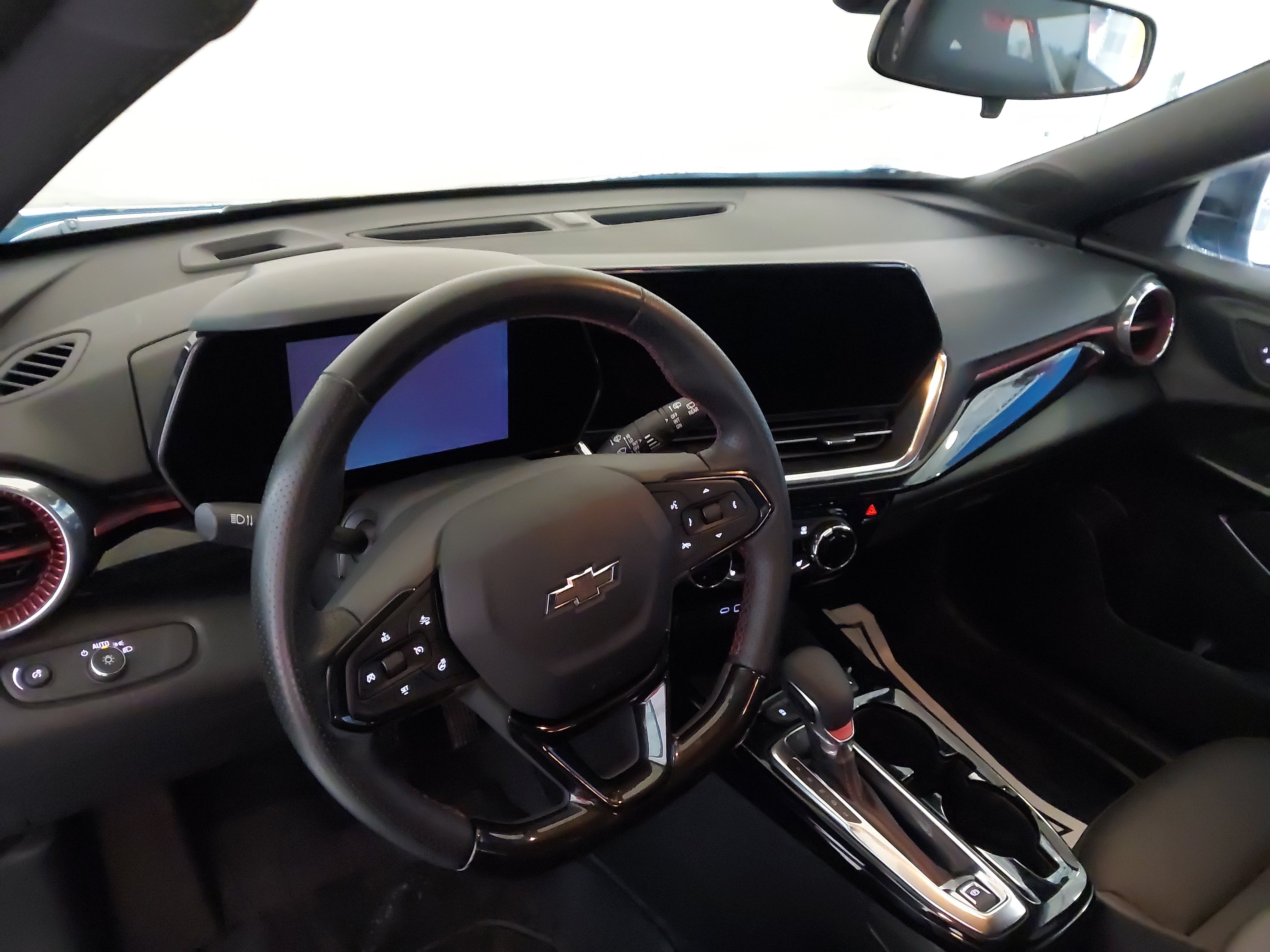 Used 2024 Chevrolet Trax RS w/ Sunroof Package FWD image 19