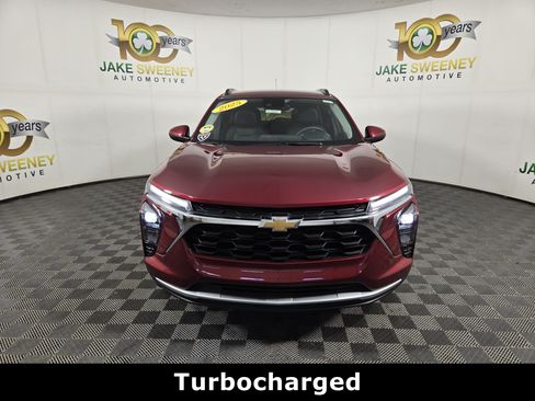 Certified 2025 Chevrolet Trax LT w/ LT Convenience Package FWD image 2