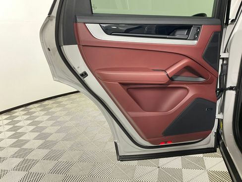 Used 2025 Porsche Cayenne Coupe image 26