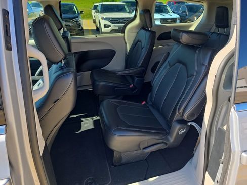 Used 2024 Chrysler Pacifica Touring-L FWD image 10