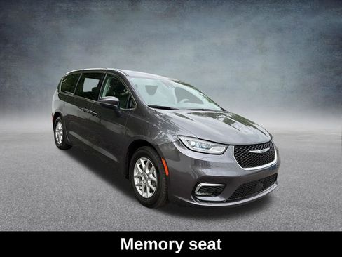 Used 2023 Chrysler Pacifica Touring-L FWD image 9