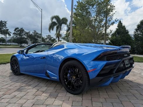 Used 2024 Lamborghini Huracan EVO image 3