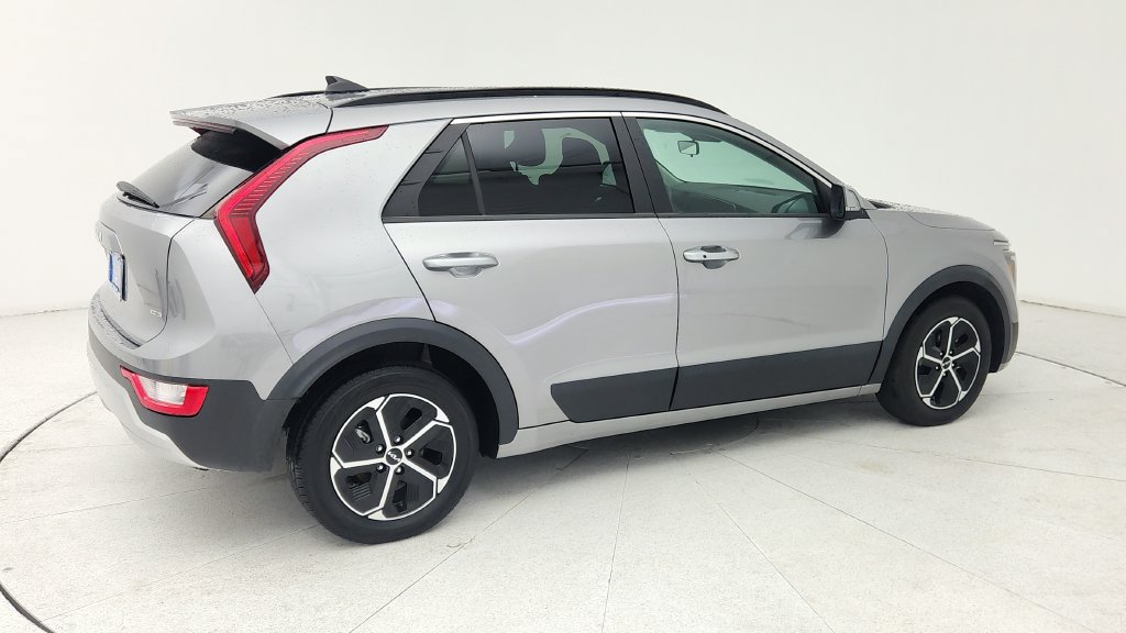 Used 2024 Kia Niro EX w/ EX Cold Weather Package FWD image 7