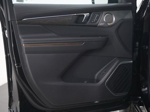 Used 2025 Buick Enclave Avenir w/ Super Cruise Package image 21