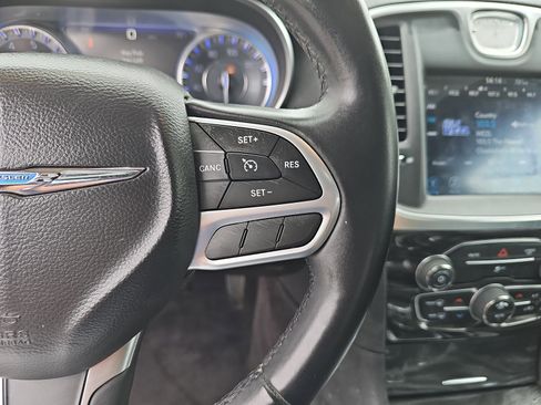 Used 2017 Chrysler 300 Limited image 17