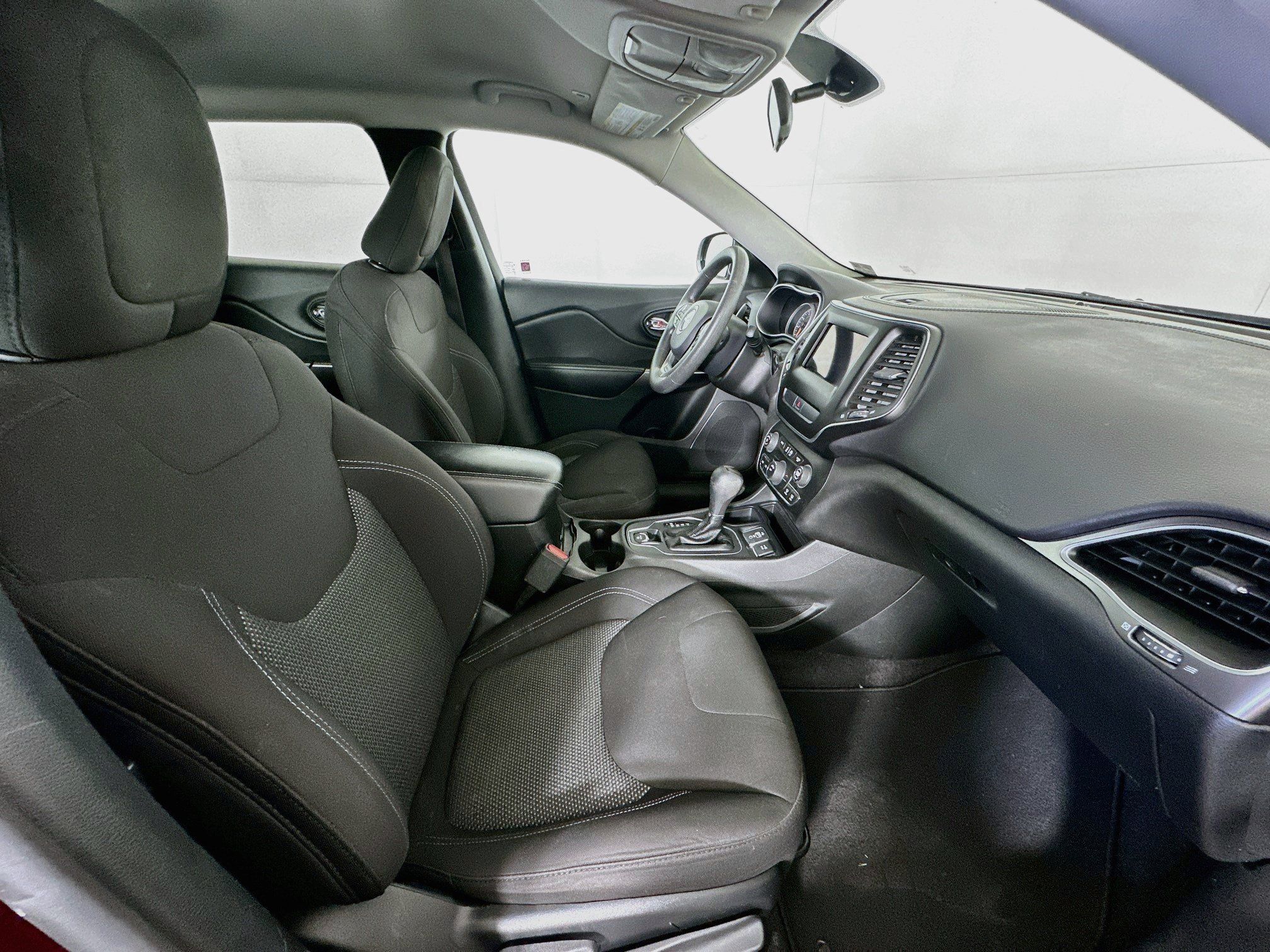 Used 2019 Jeep Cherokee Latitude w/ Popular Appearance Group FWD image 29