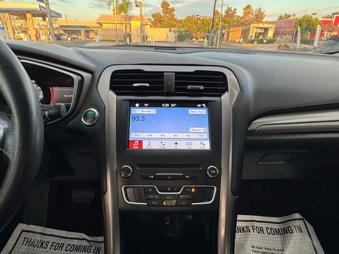 Used 2017 Ford Fusion SE w/ Fusion SE Technology Package image 22