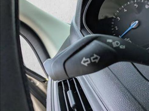 Used 2018 Ford Focus SE w/ SE Appearance Package image 11