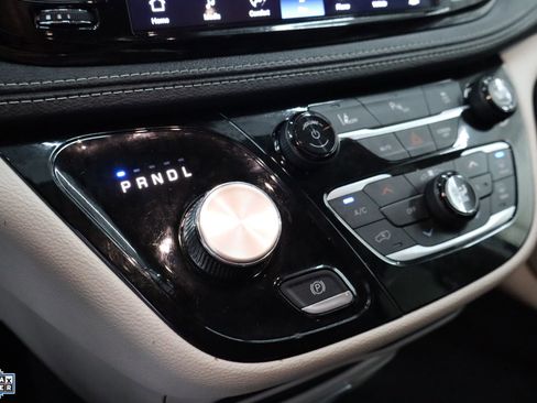 Used 2024 Chrysler Pacifica Select image 19