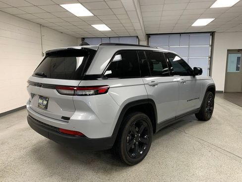 Certified 2024 Jeep Grand Cherokee Altitude AWD/4WD image 4