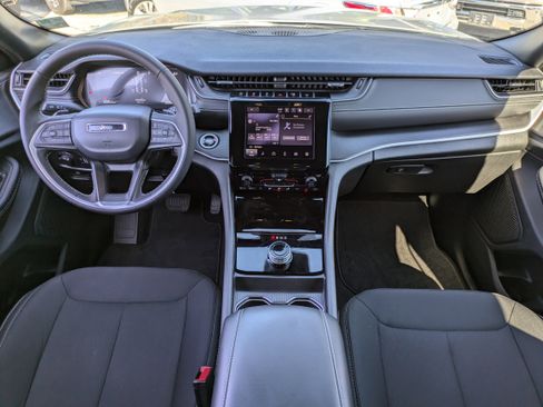 Used 2025 Jeep Grand Cherokee Laredo X image 16