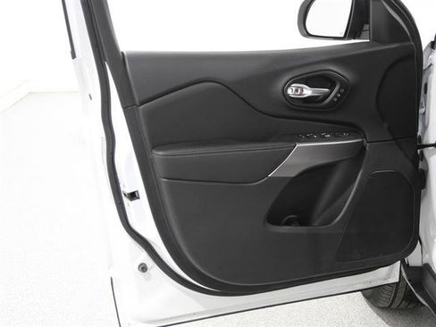 Used 2022 Jeep Cherokee Limited image 4