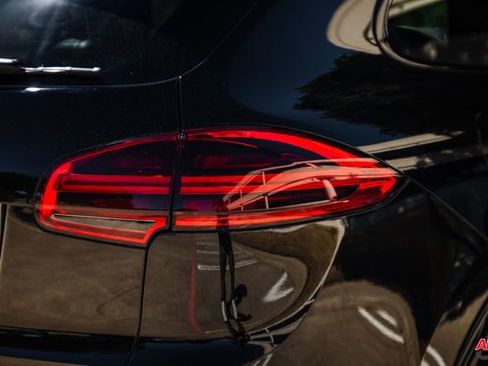 Used 2018 Porsche Cayenne Platinum Edition image 44