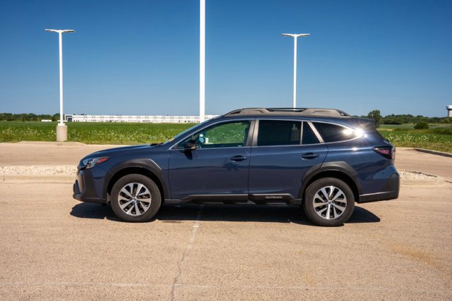 Used 2023 Subaru Outback Premium AWD/4WD image 4