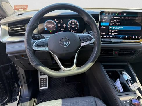 Used 2025 Volkswagen Tiguan SE R-Line AWD/4WD image 10
