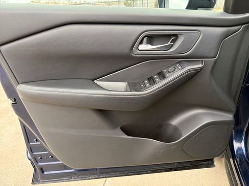 Used 2025 Nissan Rogue SV image 22