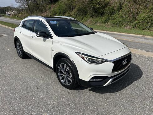 Used 2017 INFINITI QX30 Premium w/ Navigation Package image 10