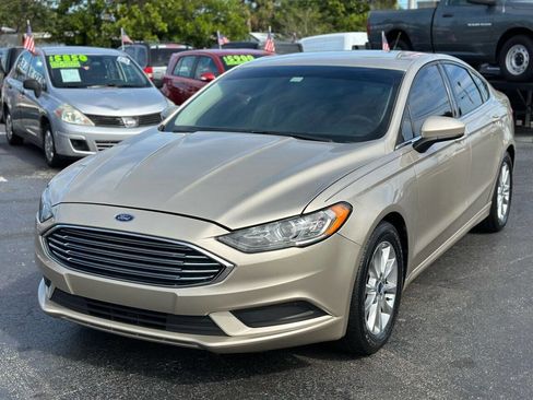 Used 2017 Ford Fusion SE image 2
