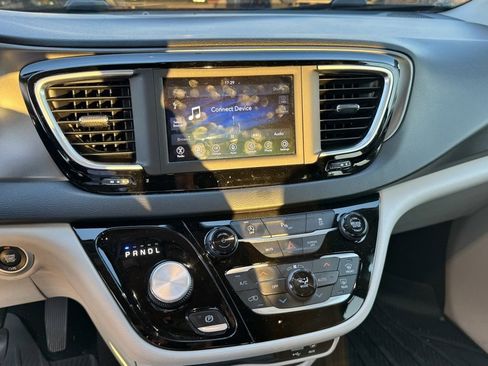 Used 2020 Chrysler Pacifica Touring-L image 8